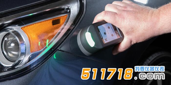 美國愛色麗X-rite MA-5 QC多角度色差儀，用于效果飾面的可操作色彩測量工具，可以在制造過程的早期識別顏色缺陷并避免不必要的返工。    美國愛色麗X-rite MA-5 QC多角度色差儀產品簡介：  MA-5 QC多角度色差儀，以在制造過程的早期識別顏色缺陷并避免不必要的返工。  它采用戰略性放置的光學元件，與市場上任何其他五角設備相比，速度快 60%，重量減輕 50%，緊湊度提高 40%。  這使操作員可以用一只手輕松定位 MA-5 QC，每小時捕獲更多測量值。  MA-5 QC可在2.5秒內快速測量和采集多個數據點，從而實現自動化作業。憑借緊湊輕巧的設計，該儀器可輕松單手操作，顯著減輕操作疲勞。  此外，通過指示燈確保正確對準，并配備自動光學快門來防止灰塵侵入設備。  MA-5 QC配備直觀的觸摸屏以及合格/不合格紅色和綠色指示燈，可方便進行容差檢測，并一鍵式快速輸出報告。  通過溫度預覽功能，MA-5 QC可以確定樣品溫度是否在影響色彩數據，從而方便做出合理的決策。如要充電或者連接PC，秩序簡單的將MA-5 QC裝入便捷的擴展塢。    美國愛色麗X-rite MA-5 QC多角度色差儀產品特點：  . 5角度光譜測量  . 緊湊、輕巧、易用  . 通過五個標準測量角度評估金屬色和特殊效果表面  . 無縫融入質量控制(QC)工作流，幾乎無需停機  . 軟件兼容性  . 可連接愛色麗EFX QC軟件等顏色色管理軟件，以及使用MA94模式來連接第三方軟件，以及使用MA94評估模式連接第三方軟件。  . 直觀的用戶界面  觸摸屏可顯示全部五個角度，一目了然地查看數據。  . 樣品溫度傳感器  識別樣品溫度是否影響色彩數據。.jpg